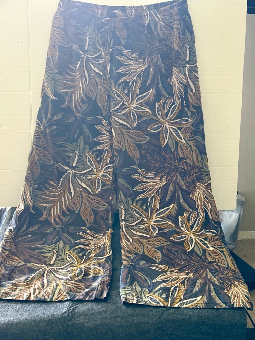 Evereve Botanical Print Wide-Leg Pants in Black, Brown & Green